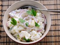 Potatissallad med yoghurt, äpple och rödlök